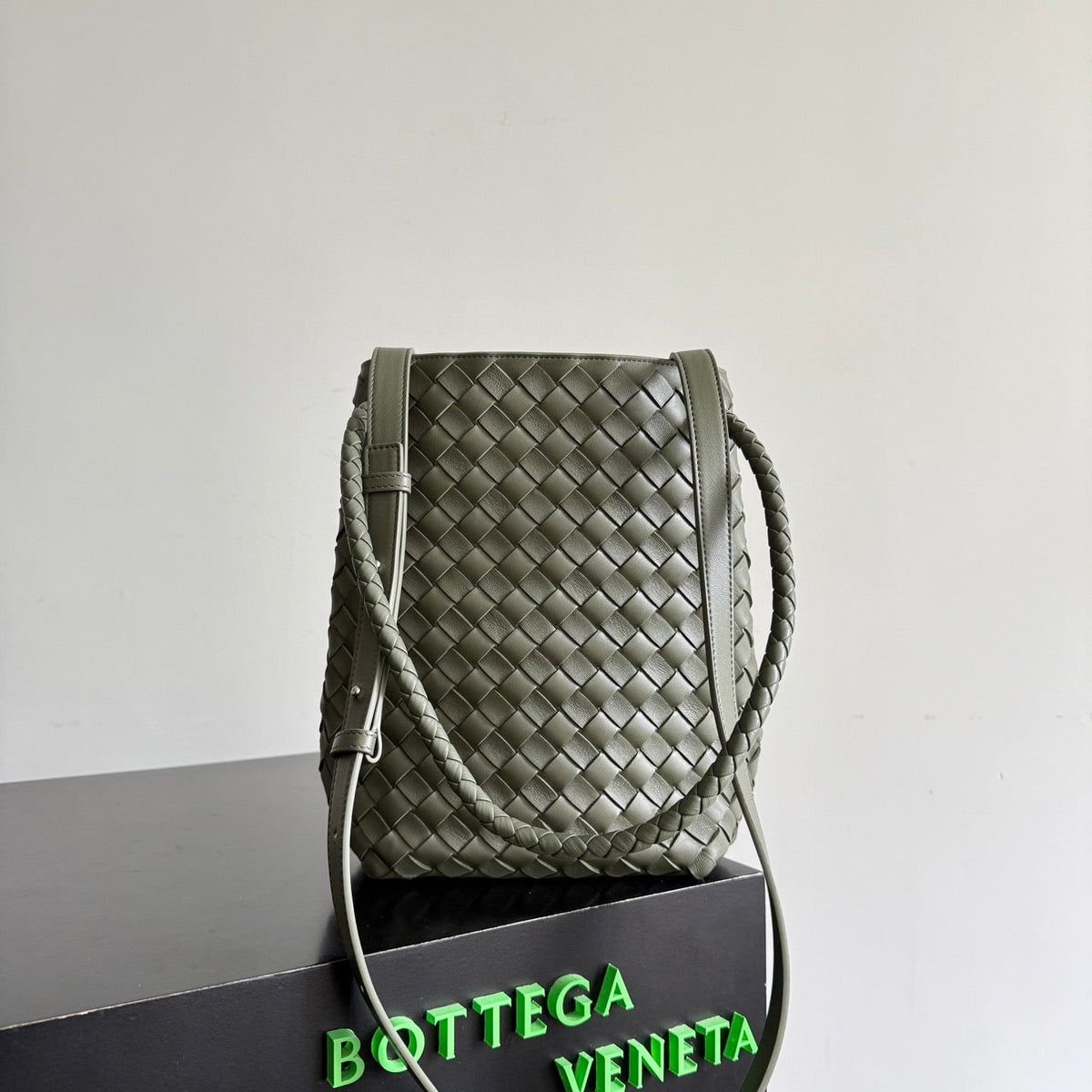 BOTT V ANDIAMO BUCKET BAG