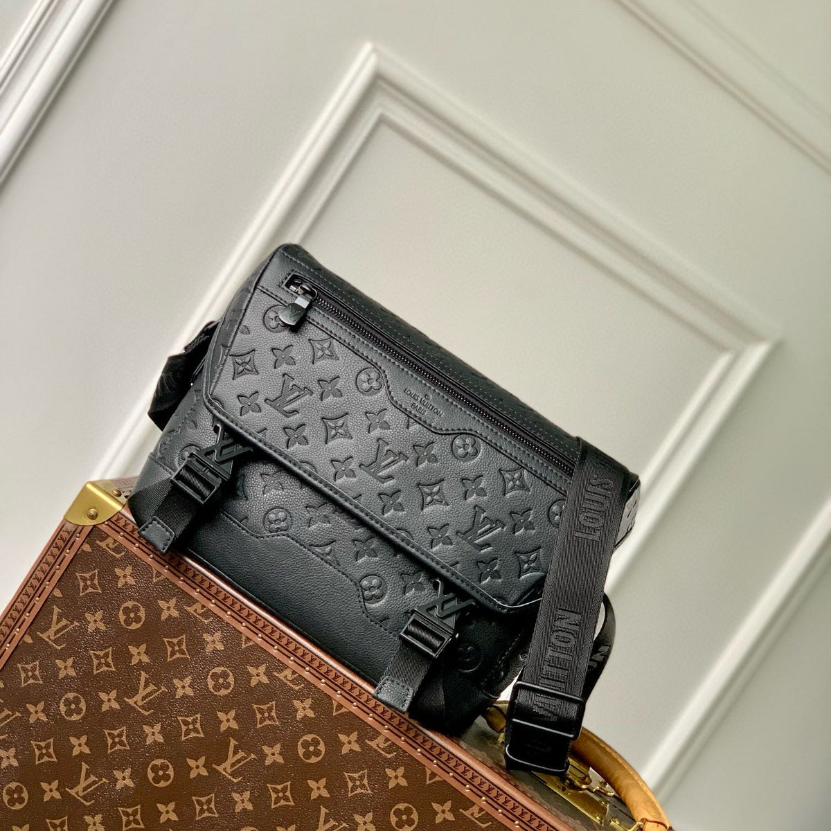 LOU PM VOYAGER BAG