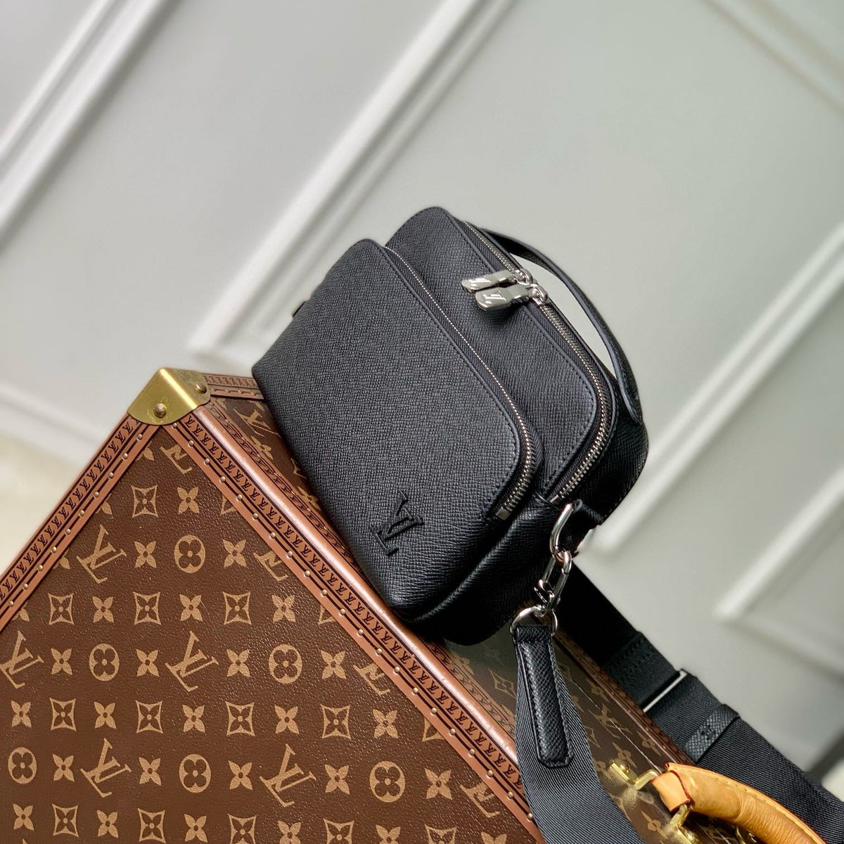 LOU AVENUE MESSENGER BAG