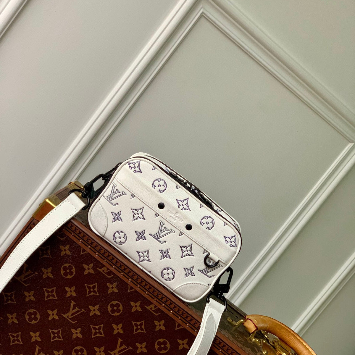 LOU ALPHA WEARABLE WALLET