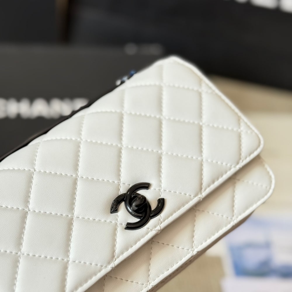 CC WALLET ON CHAIN WHITE LAMBSKIN 19CM