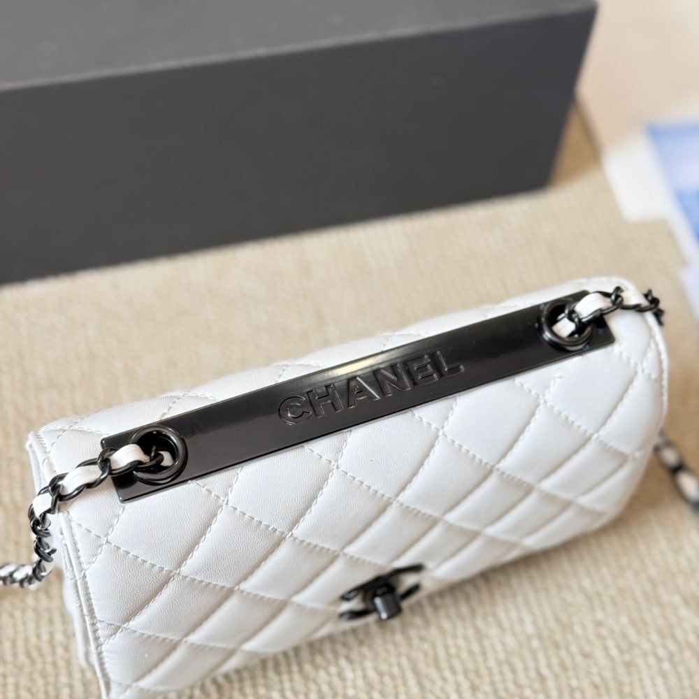 CC WALLET ON CHAIN WHITE LAMBSKIN 19CM