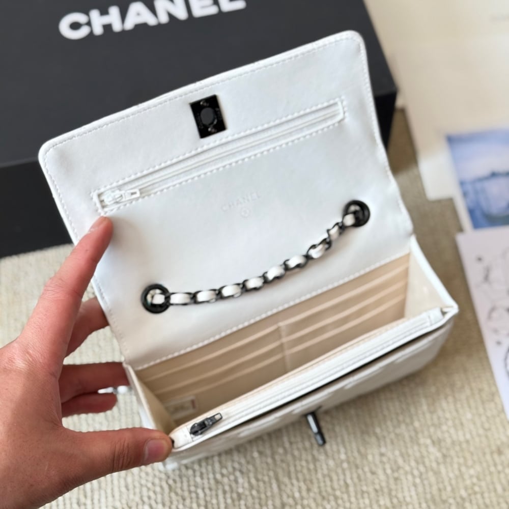 CC WALLET ON CHAIN WHITE LAMBSKIN 19CM