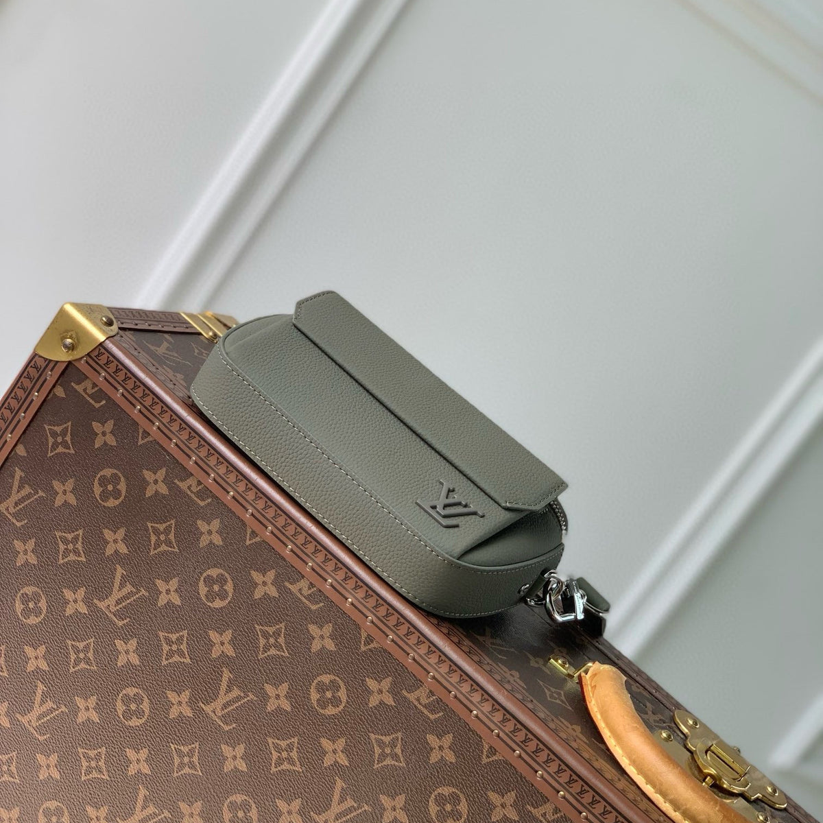LOU PILOT WEARABLE WALLET