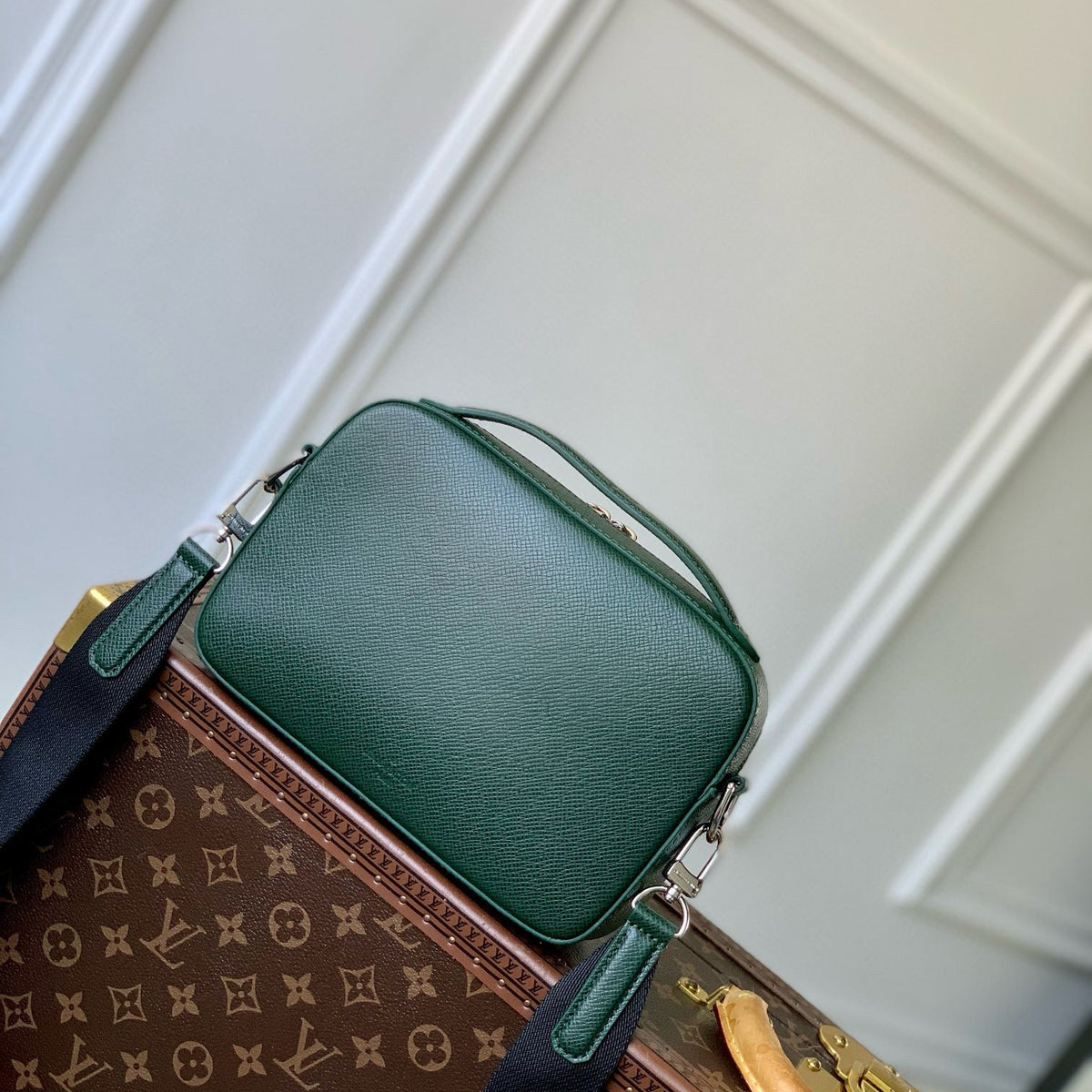 LOU AVENUE MESSENGER BAG