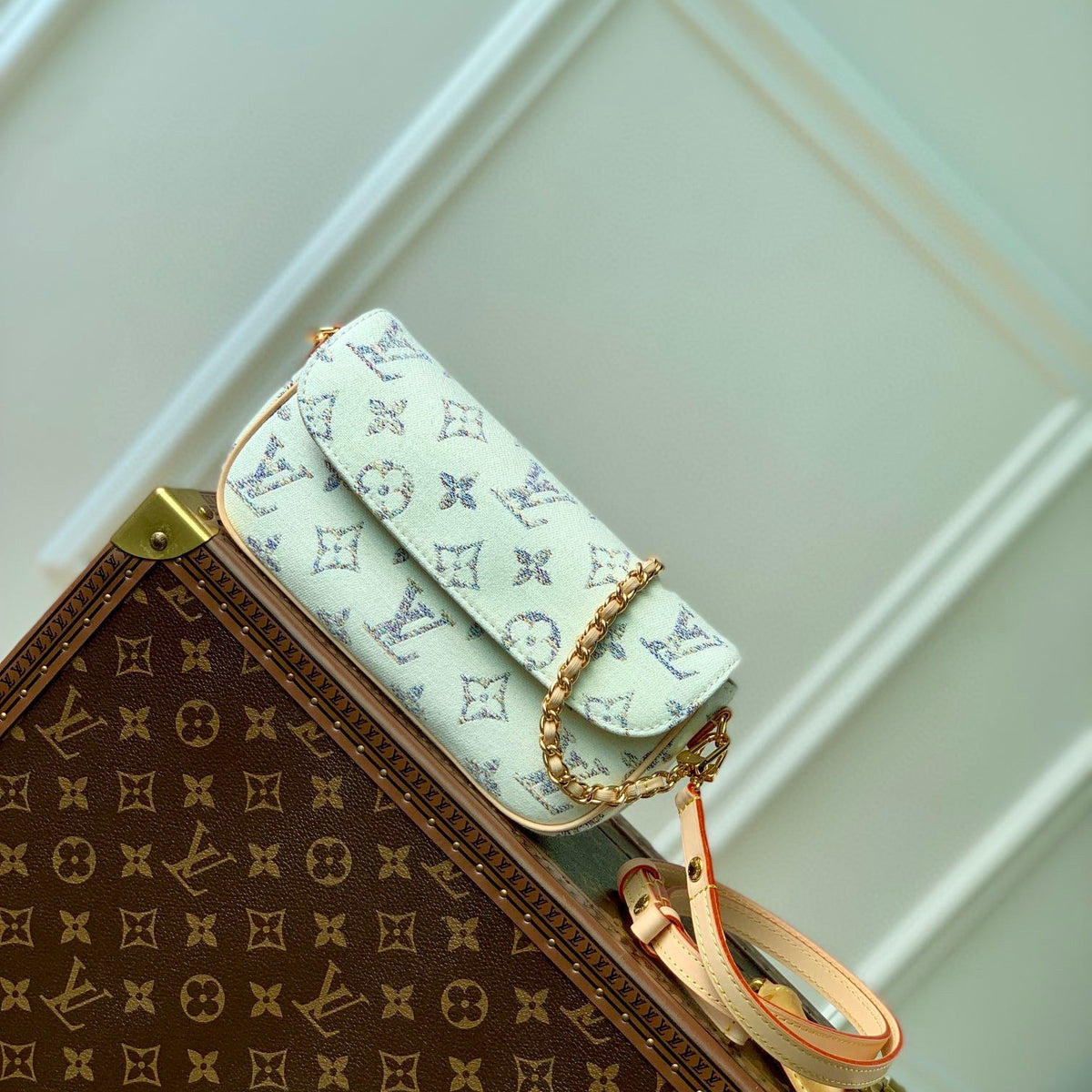 LOU IVY WALLET ON CHAIN BAG