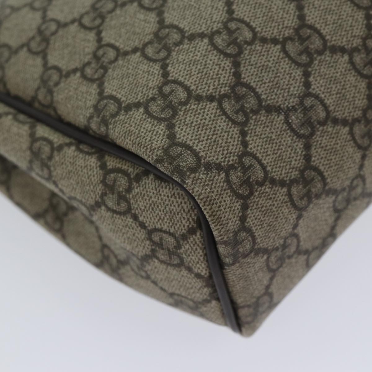 GUCCI GG Supreme Clutch Bag