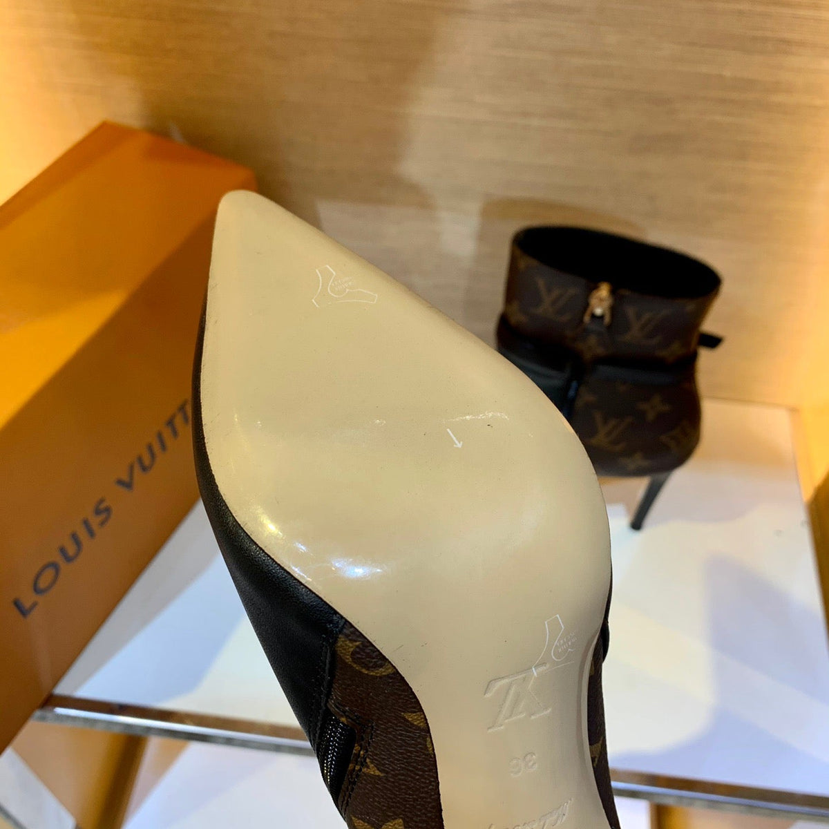 SE634  Size 4-11 Heels:10.5cm Material: Cowhide  Lining: Sheep skin Sole: Italian leather