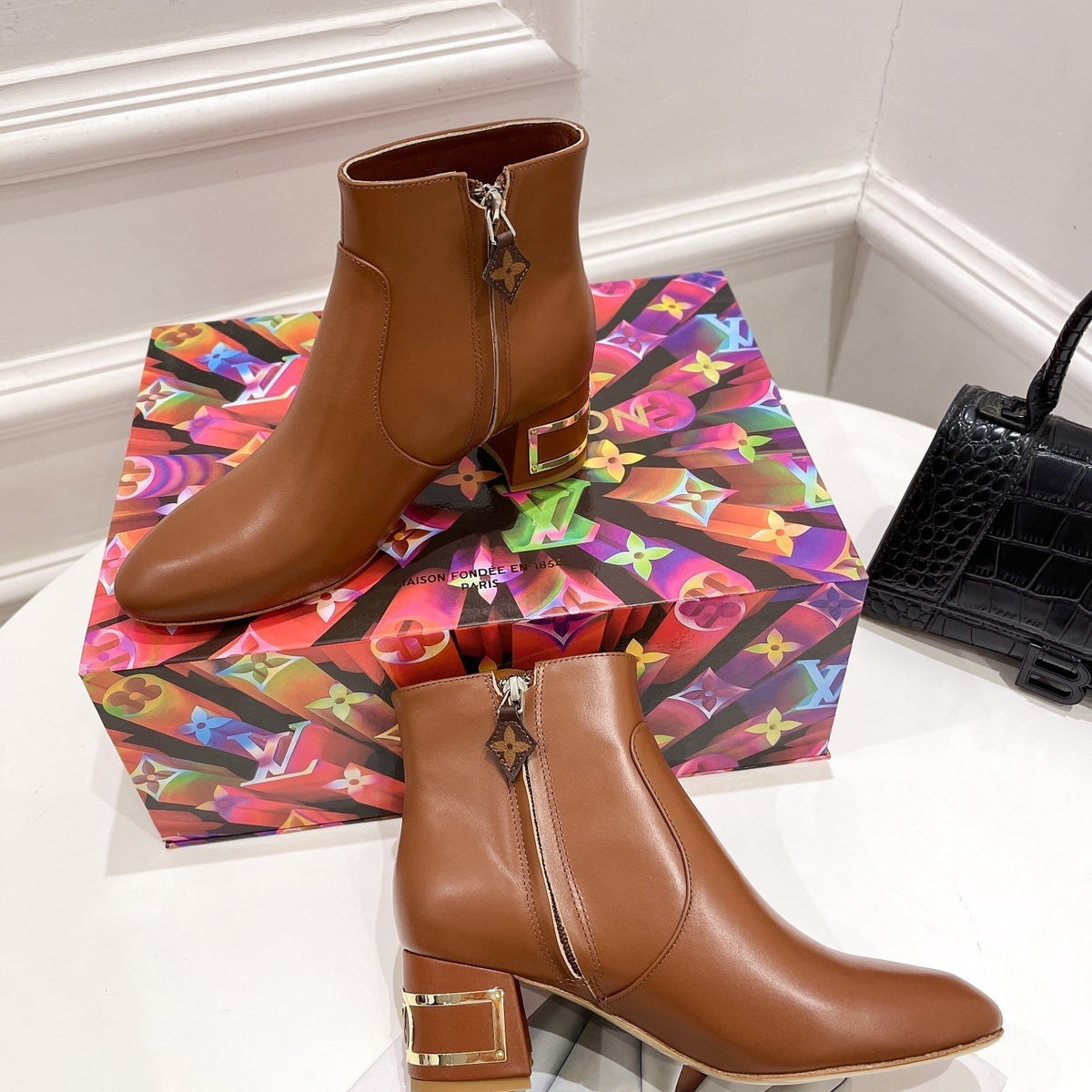 SE668  Size 4-9   Heels:5cm Material: Cowhide  Lining: Sheep skin Sole: Italian leather