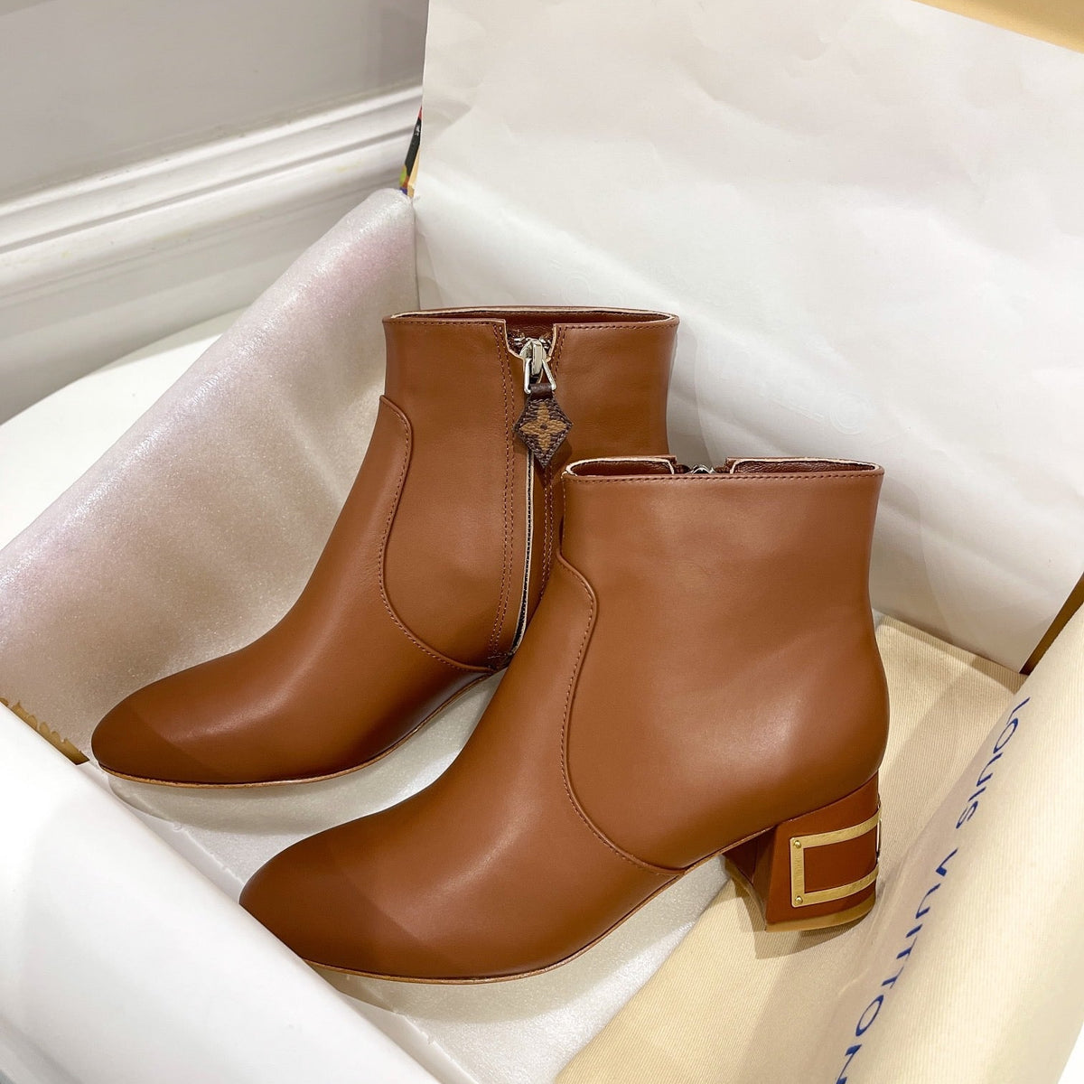 SE668  Size 4-9   Heels:5cm Material: Cowhide  Lining: Sheep skin Sole: Italian leather
