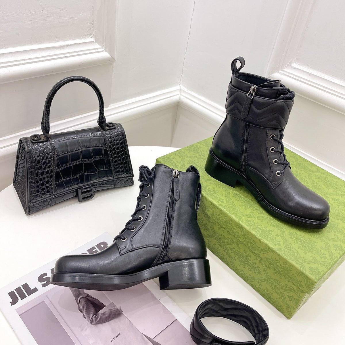 SE690  Size 5-10    Material: Cowhide   Lining: Sheep skin Sole: Rubber