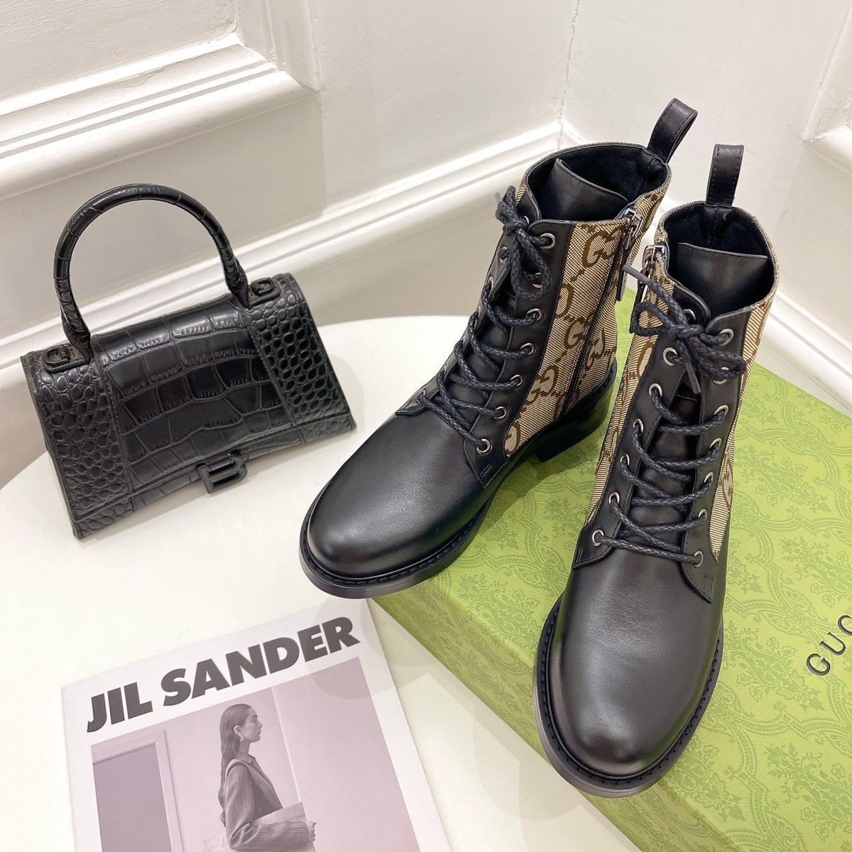 SE691  Size 5-10   Material: Cowhide  Lining: Sheep skin Sole: Rubber