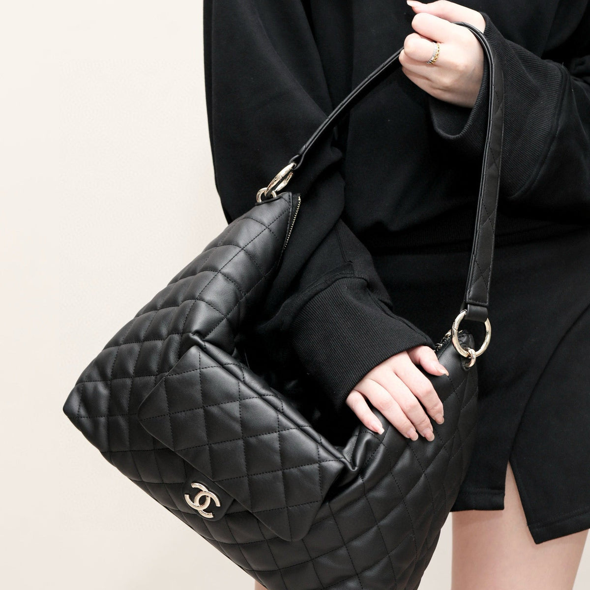 CC 23B MAXI HOBO BAG