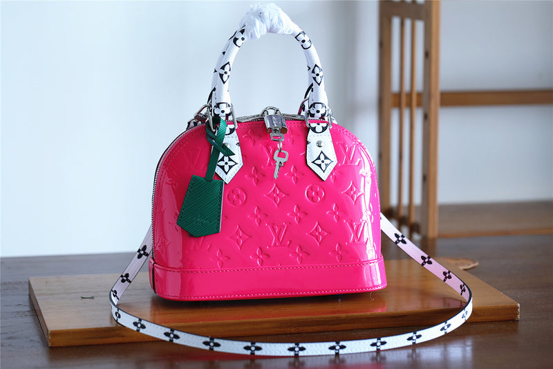 I W Fashion Lu-Vi bags - 8276