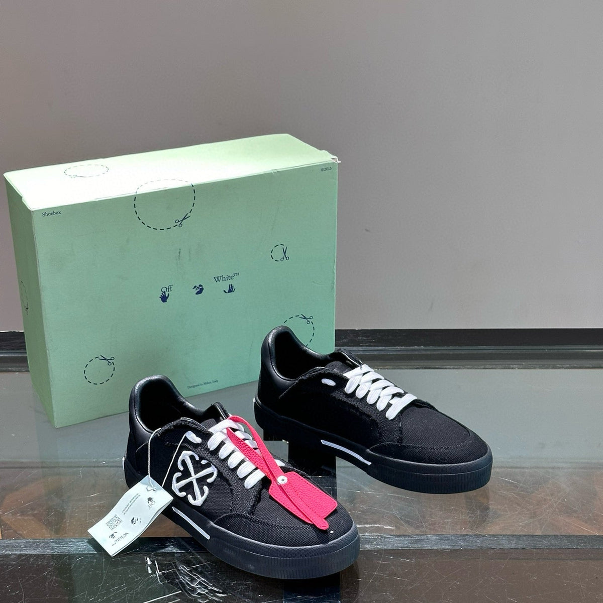 OFF W TRAINERS