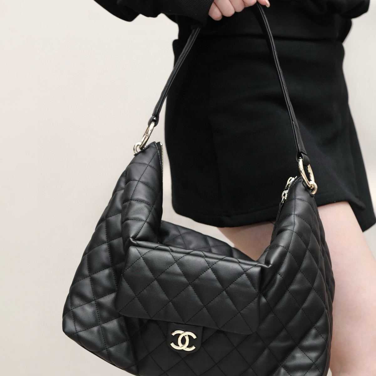 CC 23B MAXI HOBO BAG
