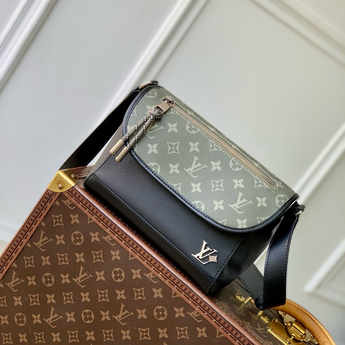 LOU PULSE MESSENGER BAG