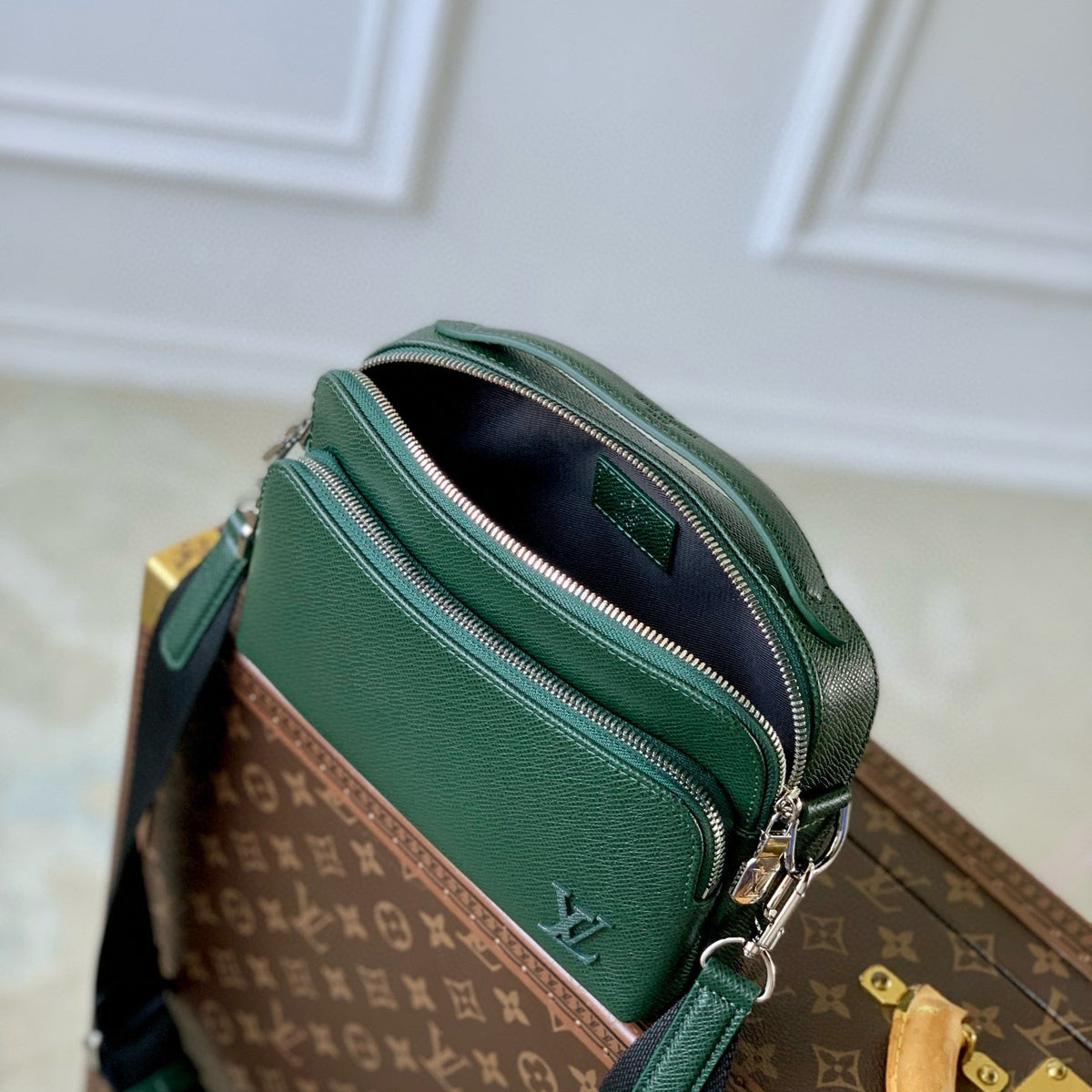 LOU AVENUE MESSENGER BAG