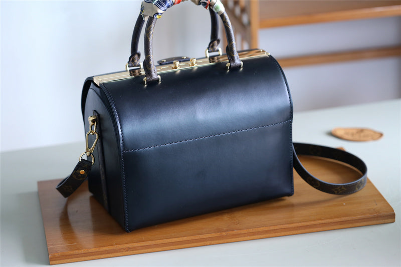 I W Fashion Lu-Vi bags - 8170