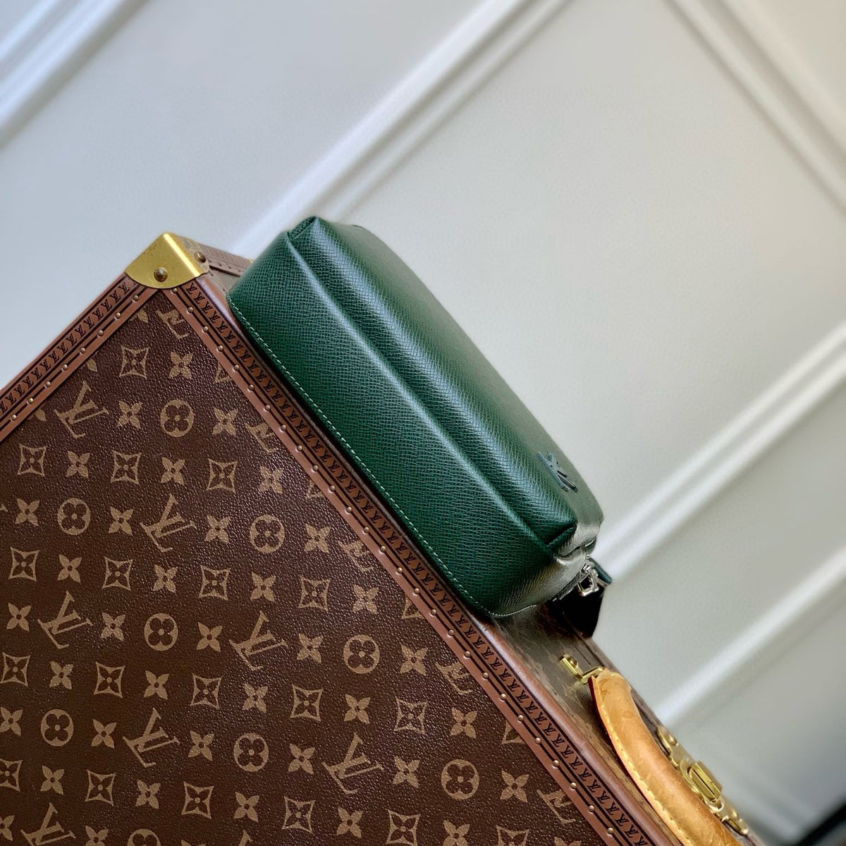 LOU AVENUE MESSENGER BAG