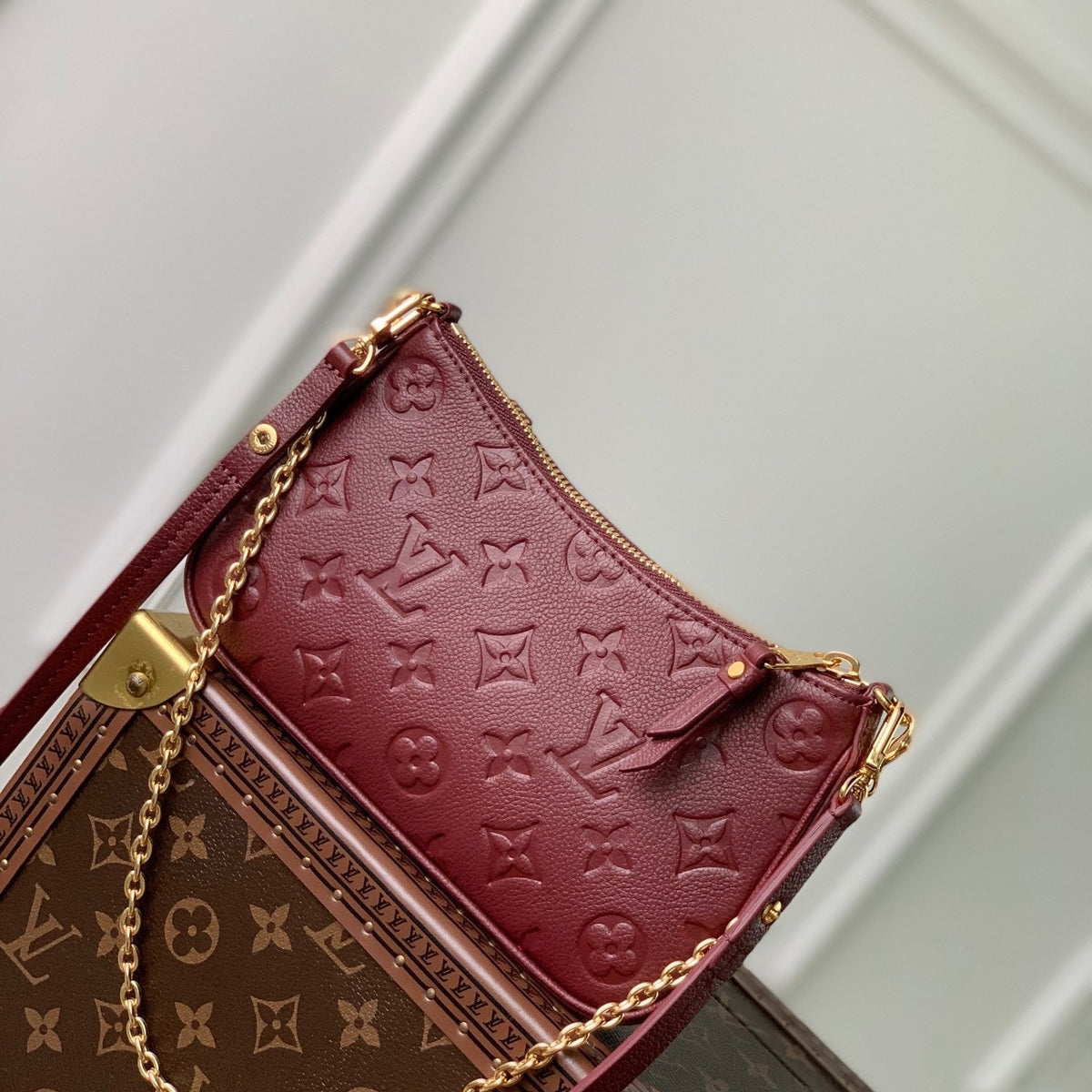 LOU EASY POUCH ON STRAP