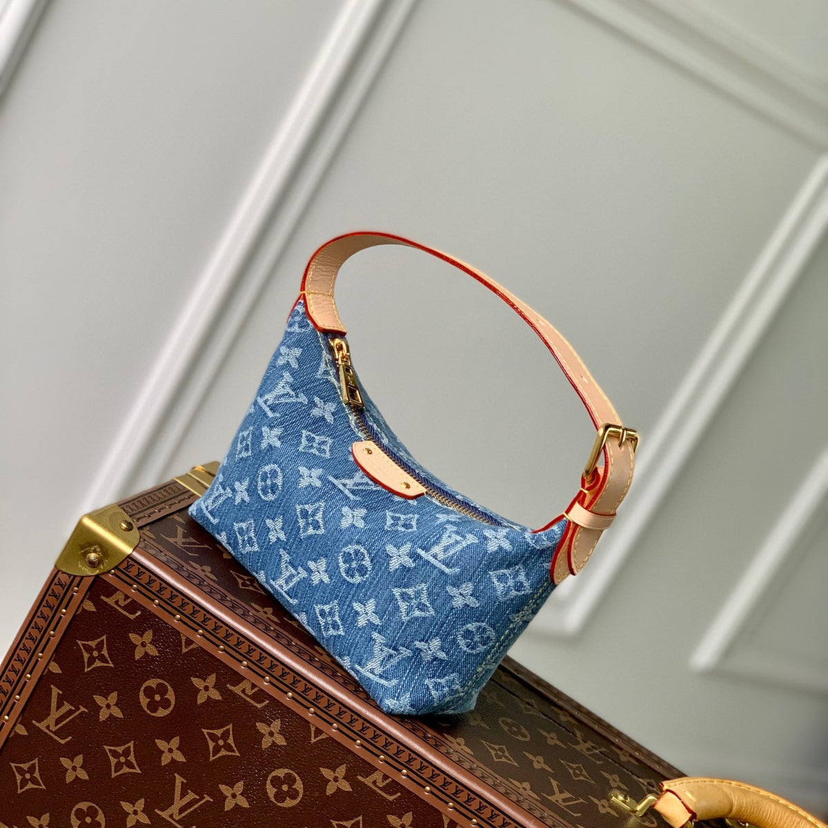 LOU HILLS POCHETTE