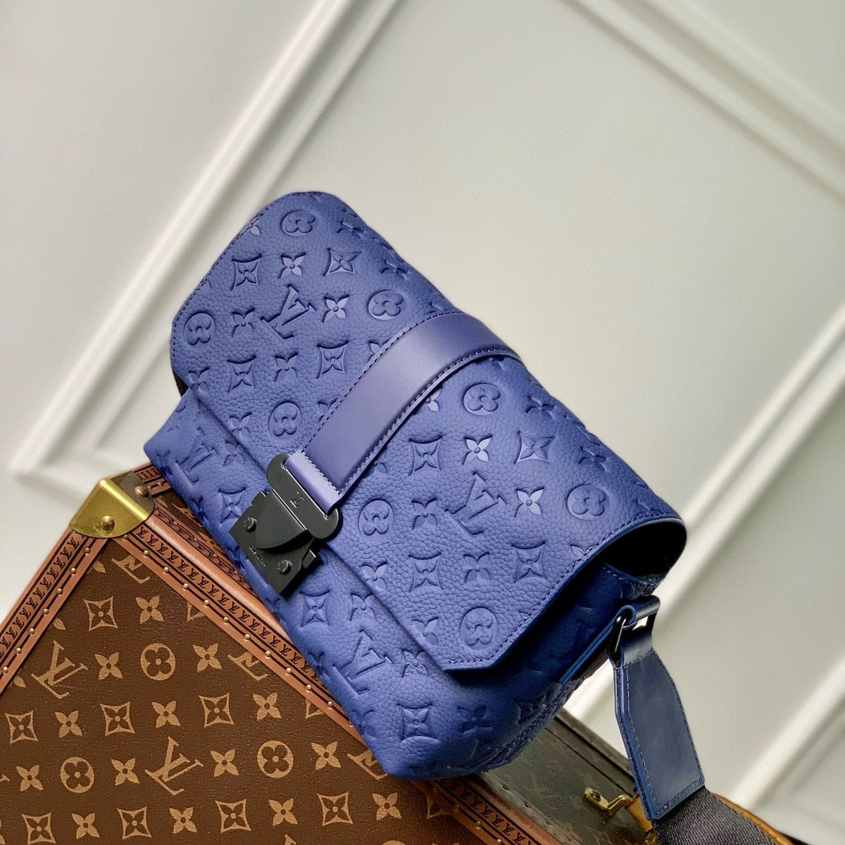 LOU S-CAPE MESSENGER BAG