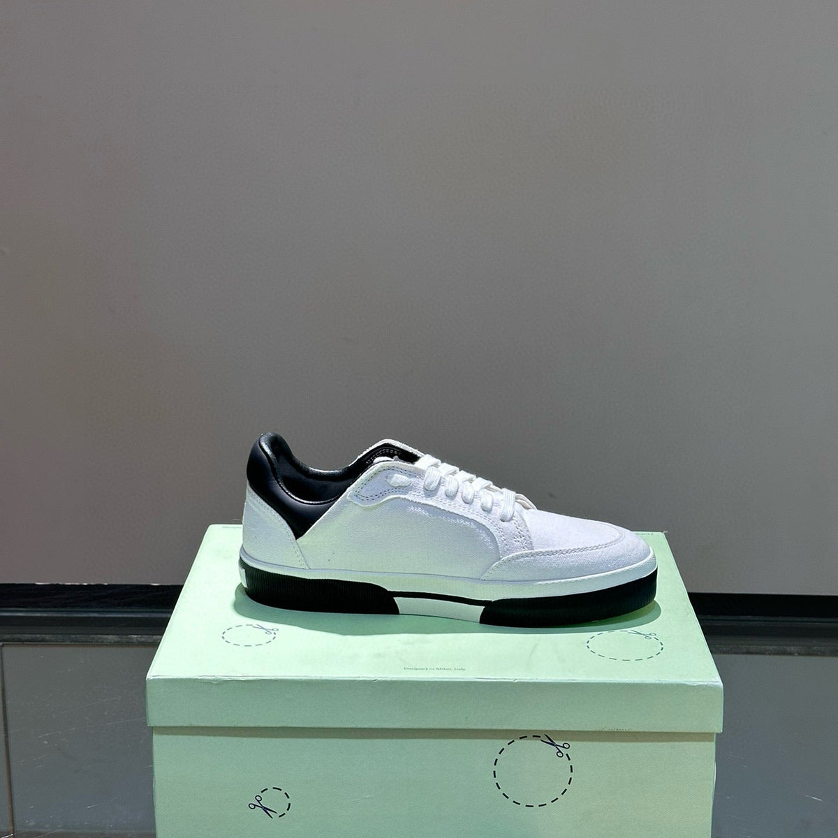 OFF W TRAINERS