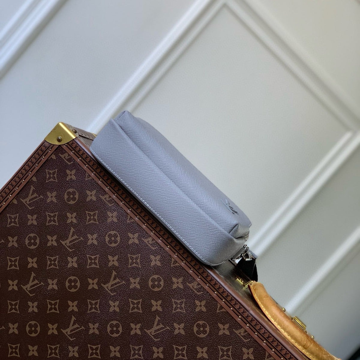 LOU AVENUE MESSENGER BAG
