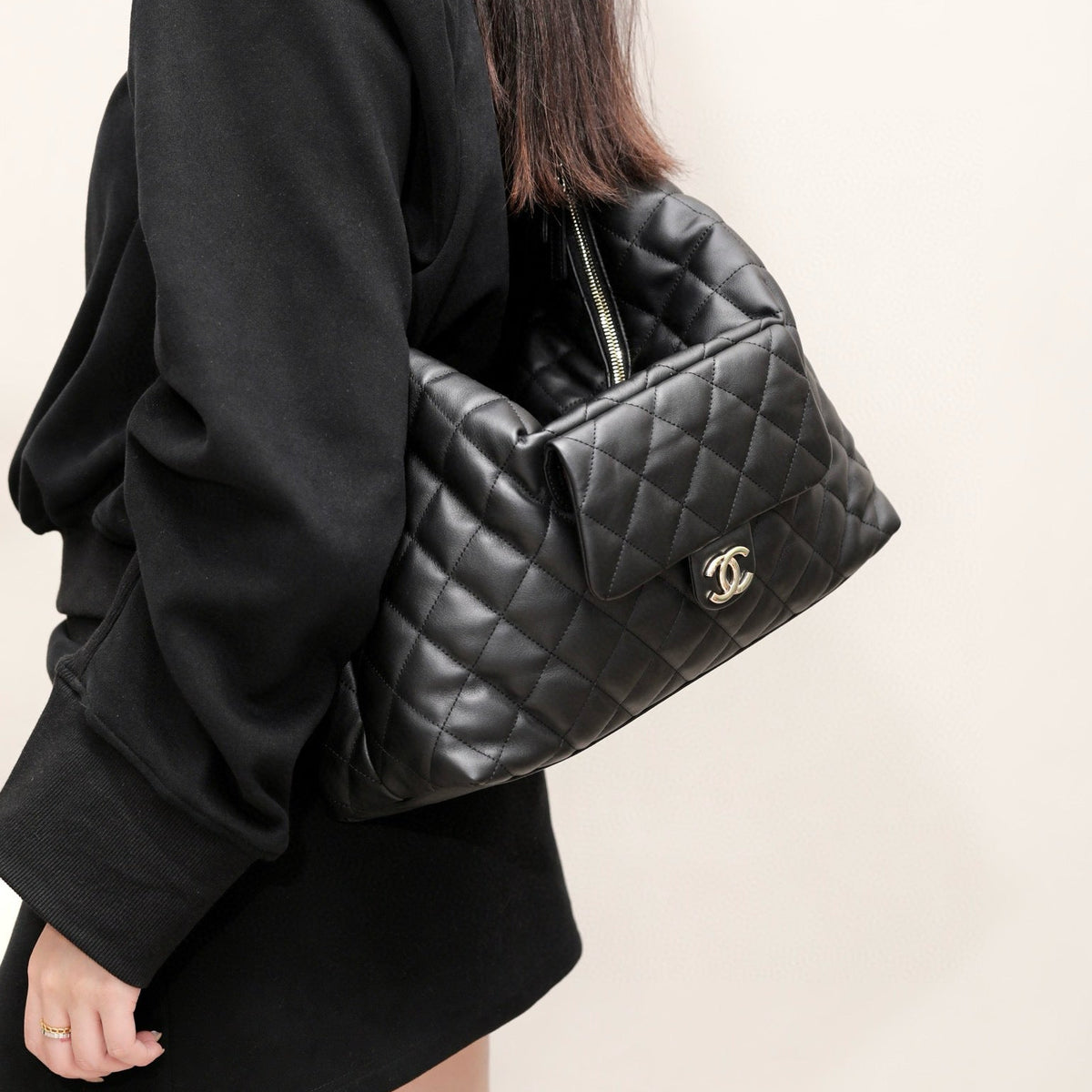 CC 23B MAXI HOBO BAG