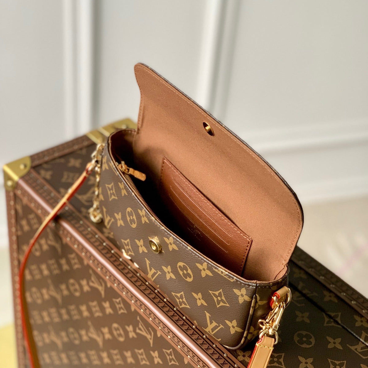 LOU IVY WALLET ON CHAIN BAG