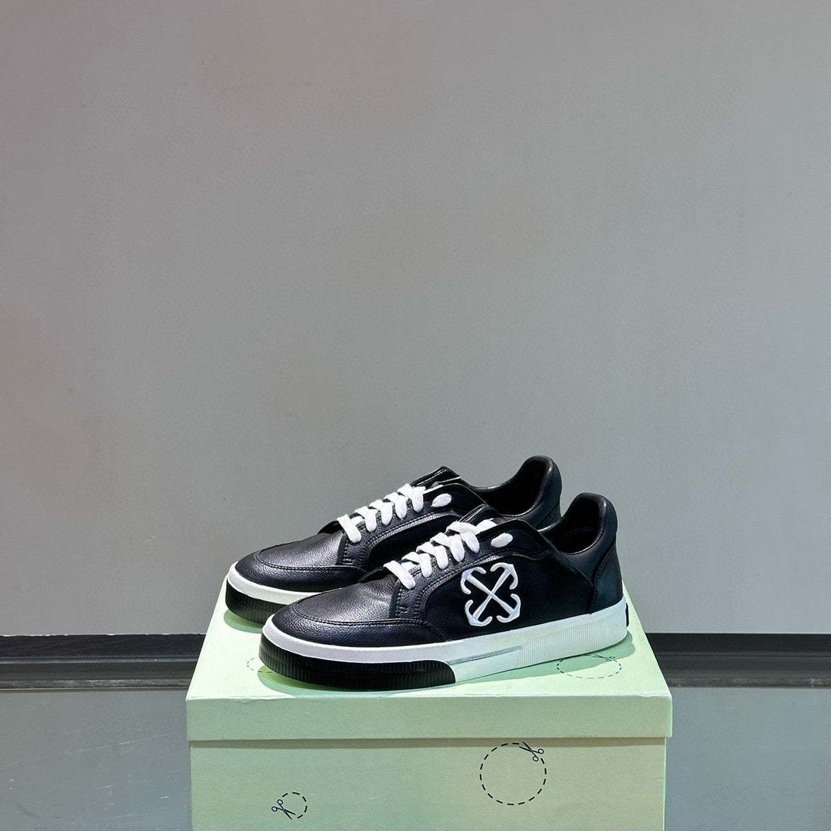 OFF W TRAINERS