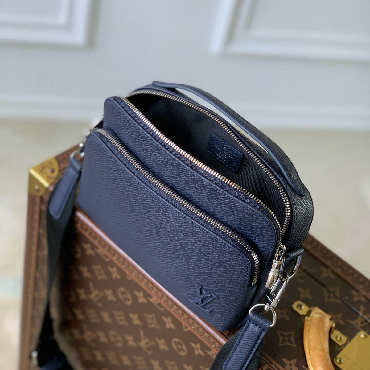 LOU AVENUE MESSENGER BAG