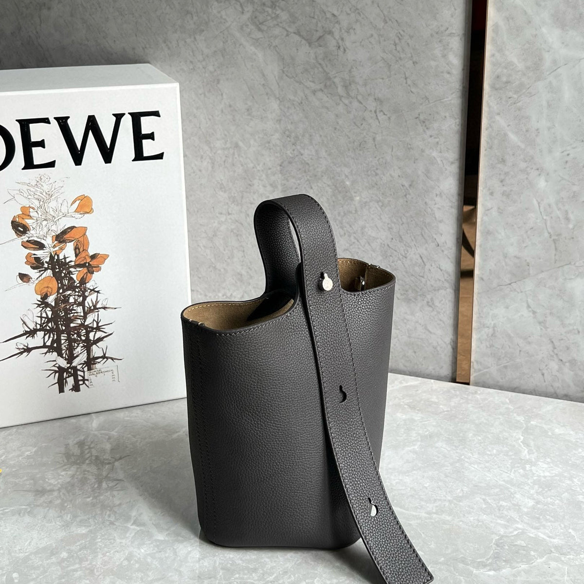 LOEW MINI PEBBLE BUCKET BAG
