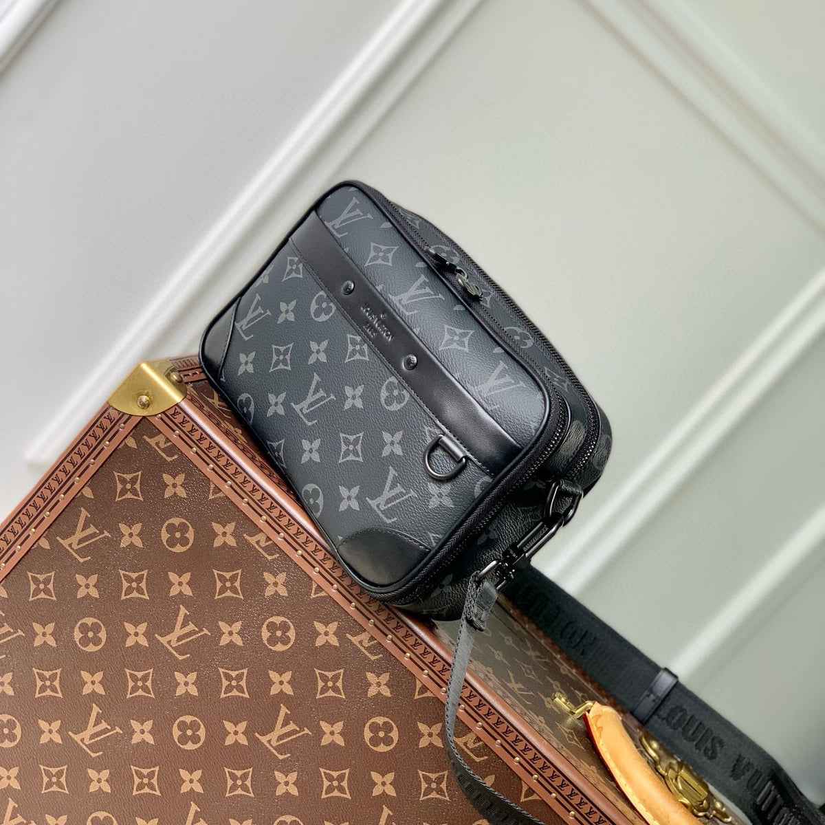 LOU ALPHA MESSENGER BAG