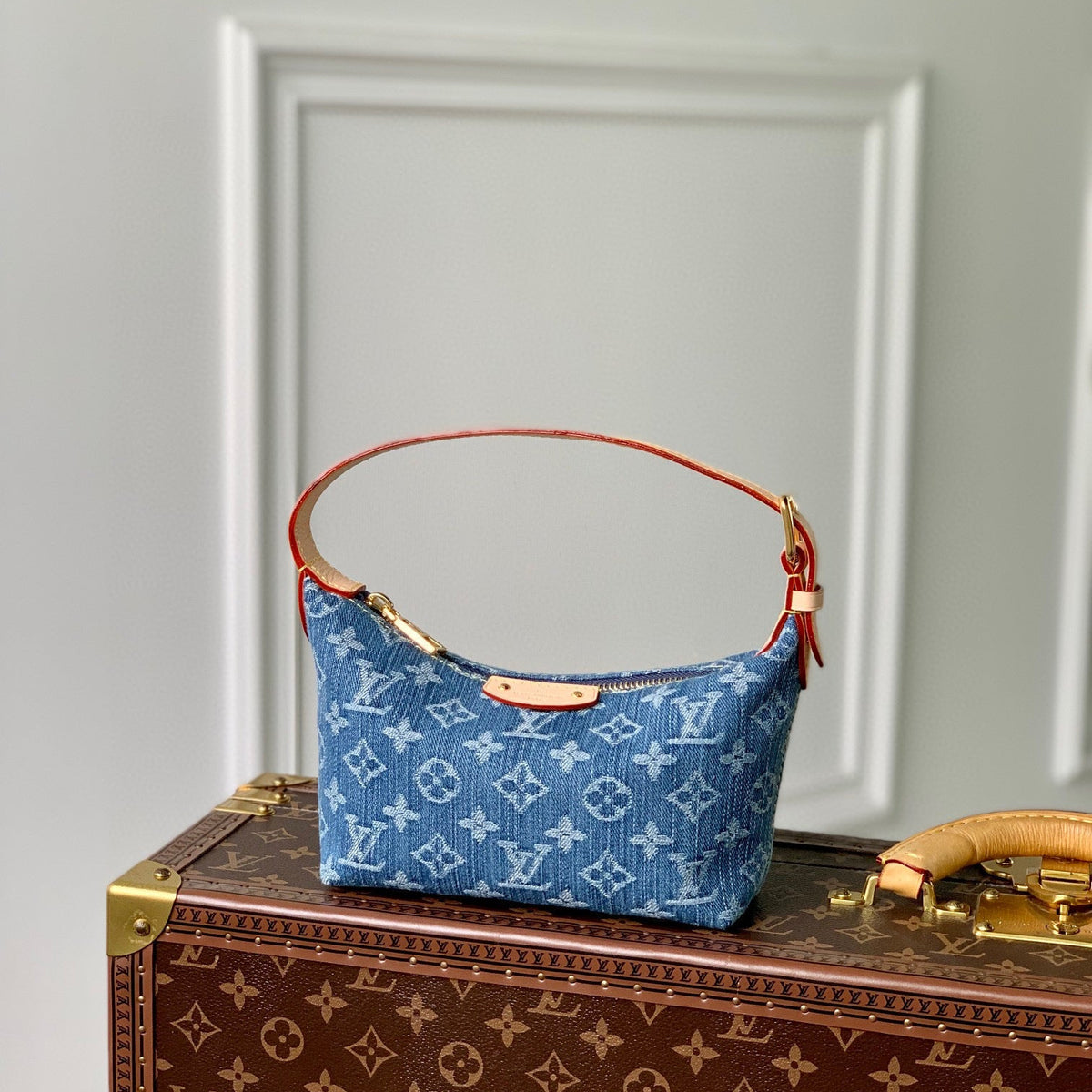LOU HILLS POCHETTE