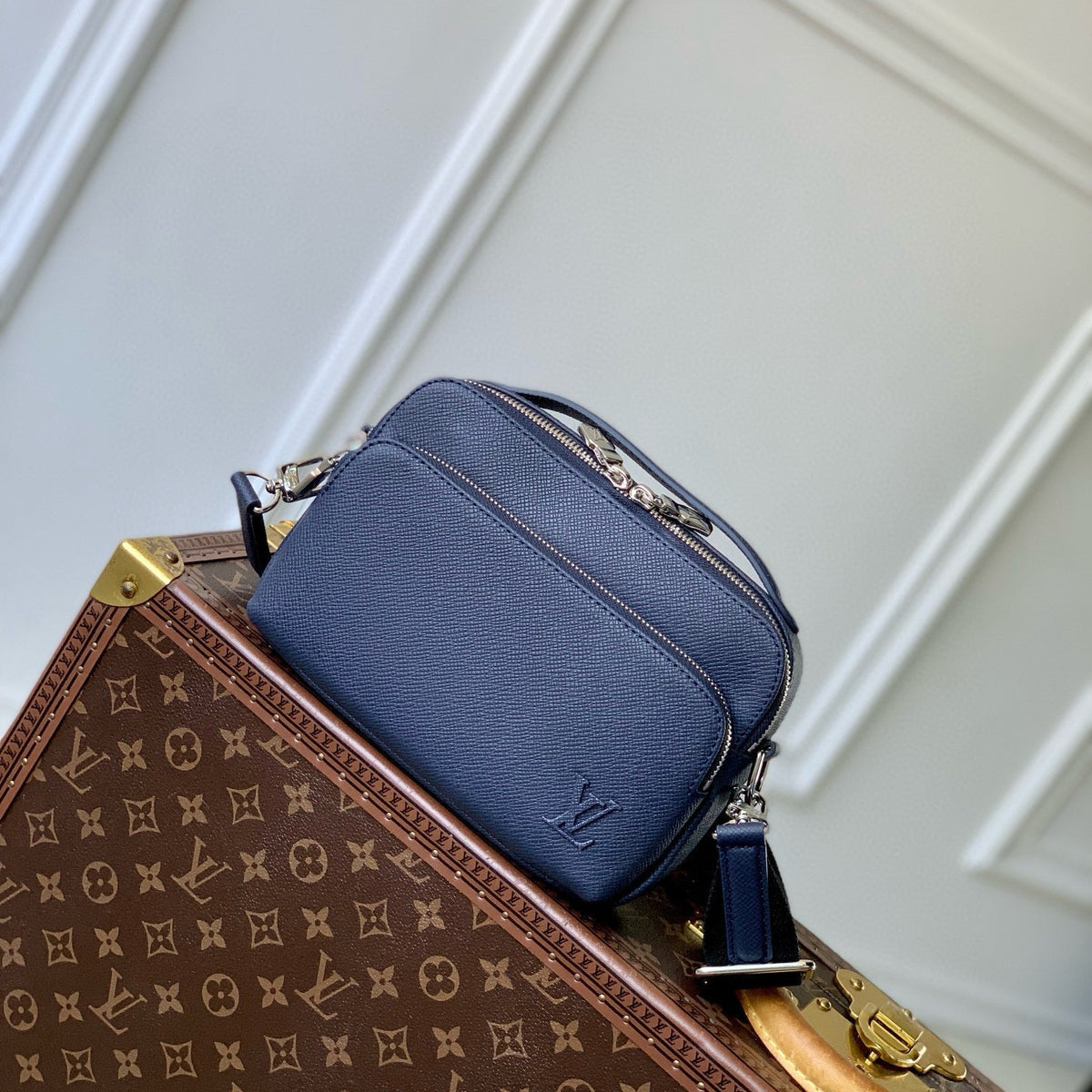 LOU AVENUE MESSENGER BAG
