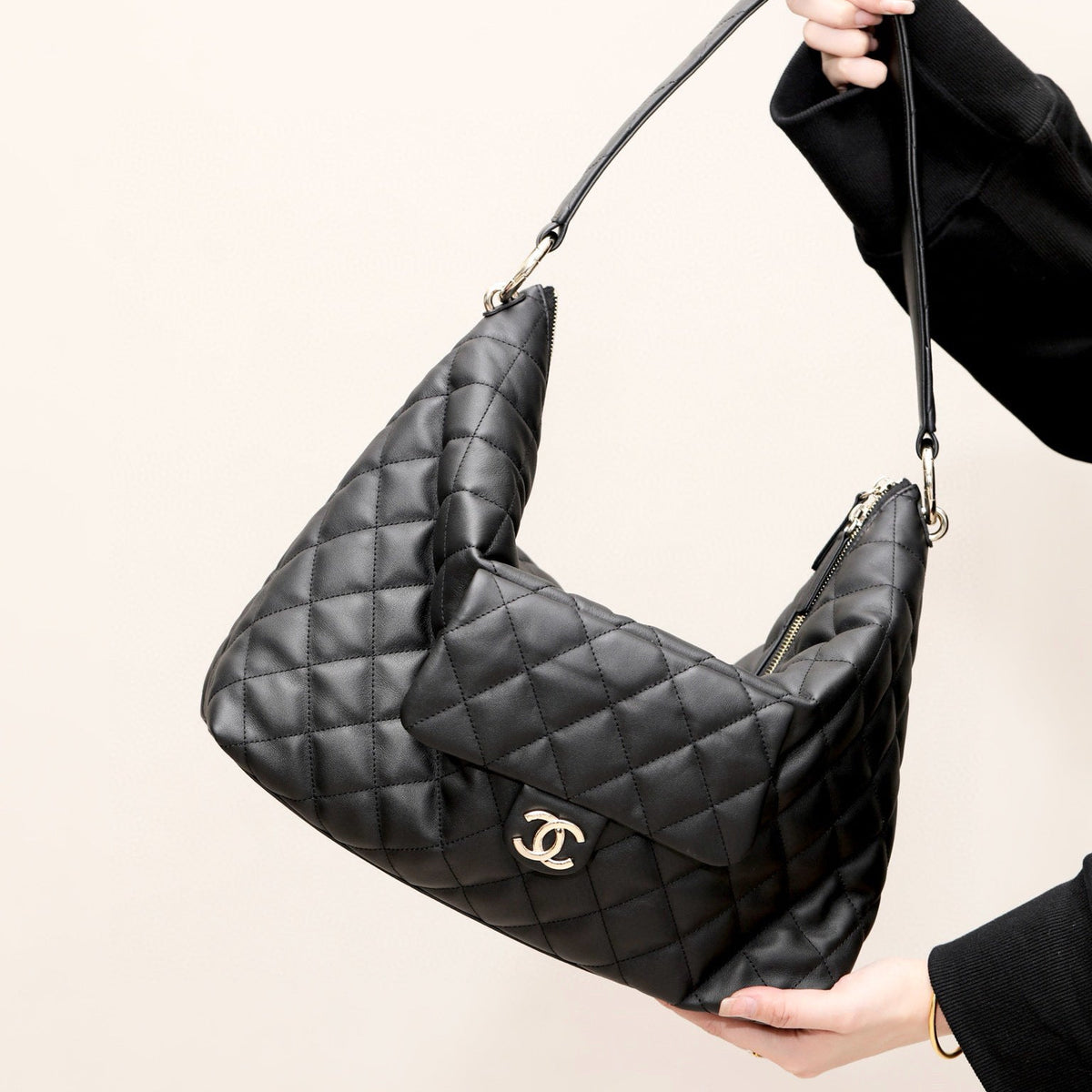CC 23B MAXI HOBO BAG