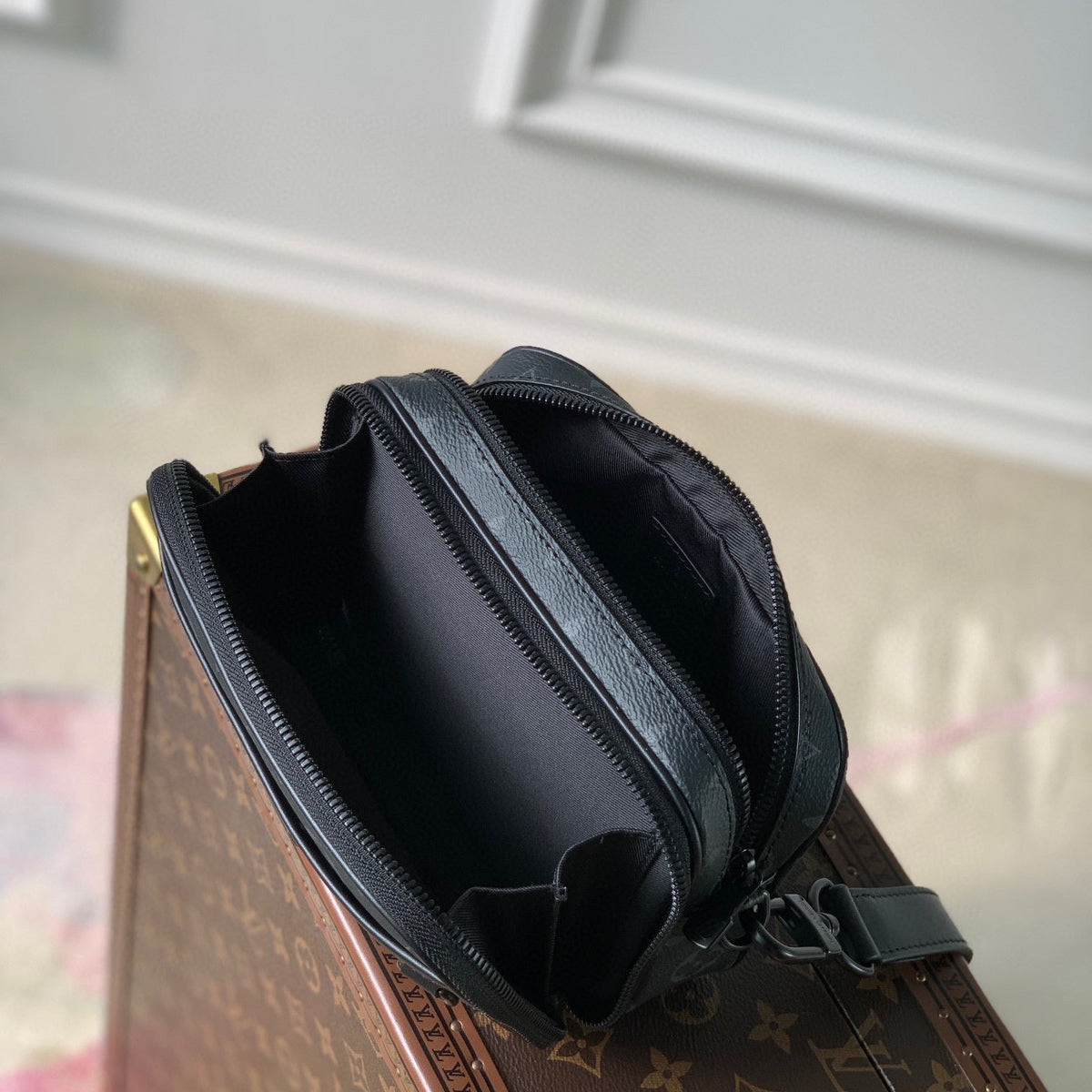 LOU ALPHA WEARABLE WALLET