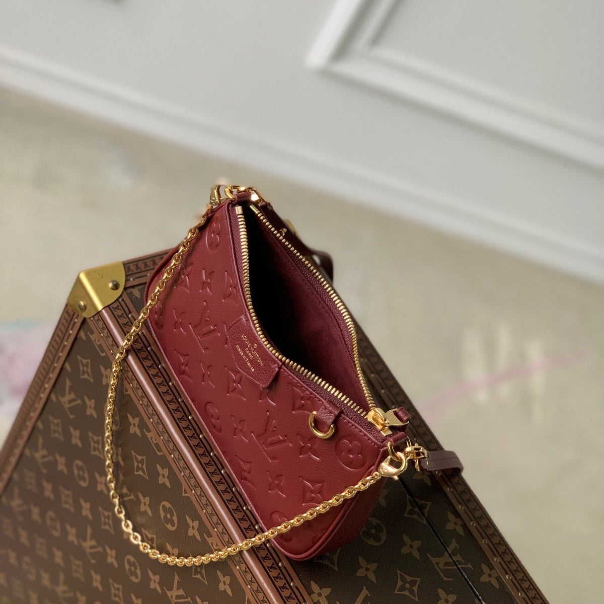 LOU EASY POUCH ON STRAP