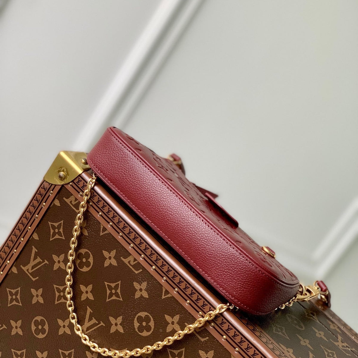 LOU EASY POUCH ON STRAP