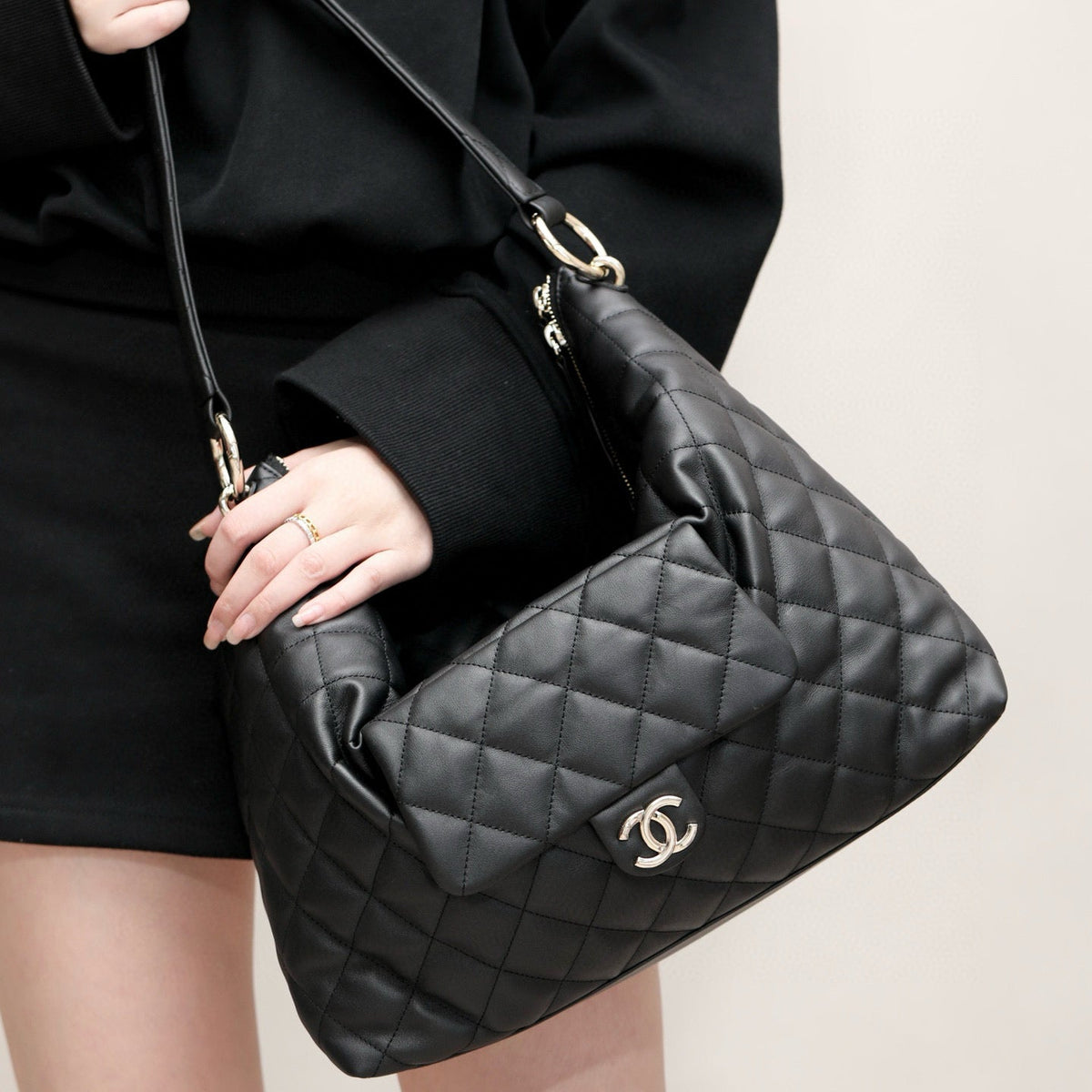 CC 23B MAXI HOBO BAG