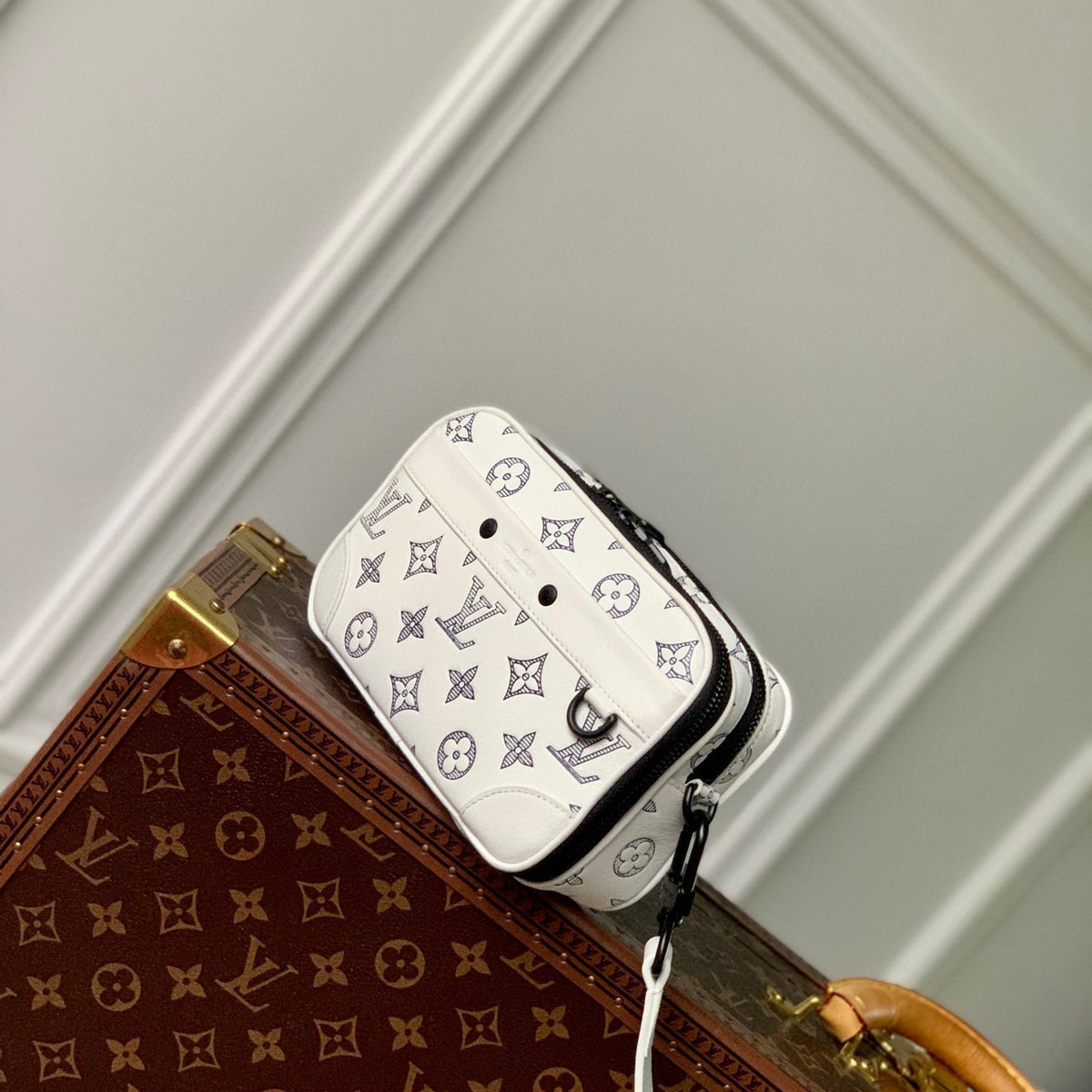 LOU ALPHA WEARABLE WALLET