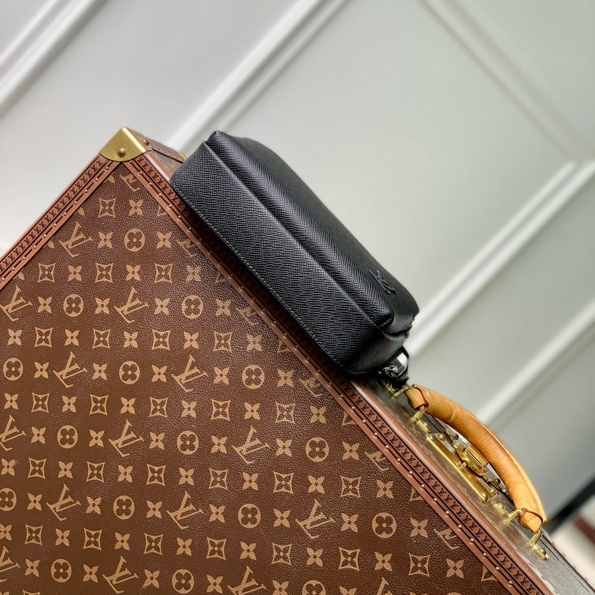 LOU AVENUE MESSENGER BAG