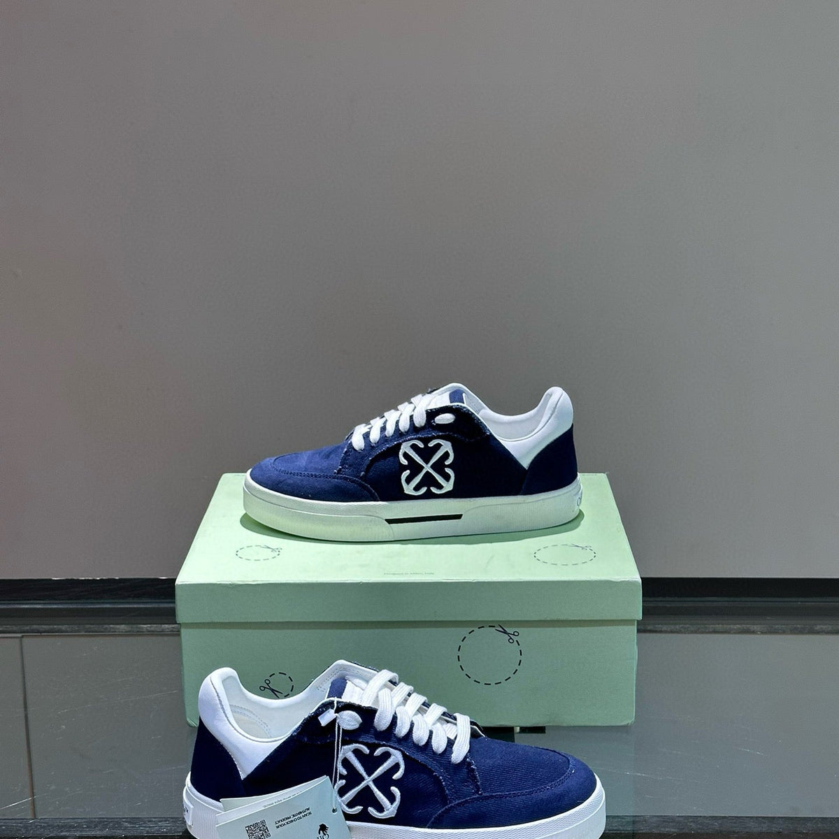 OFF W TRAINERS