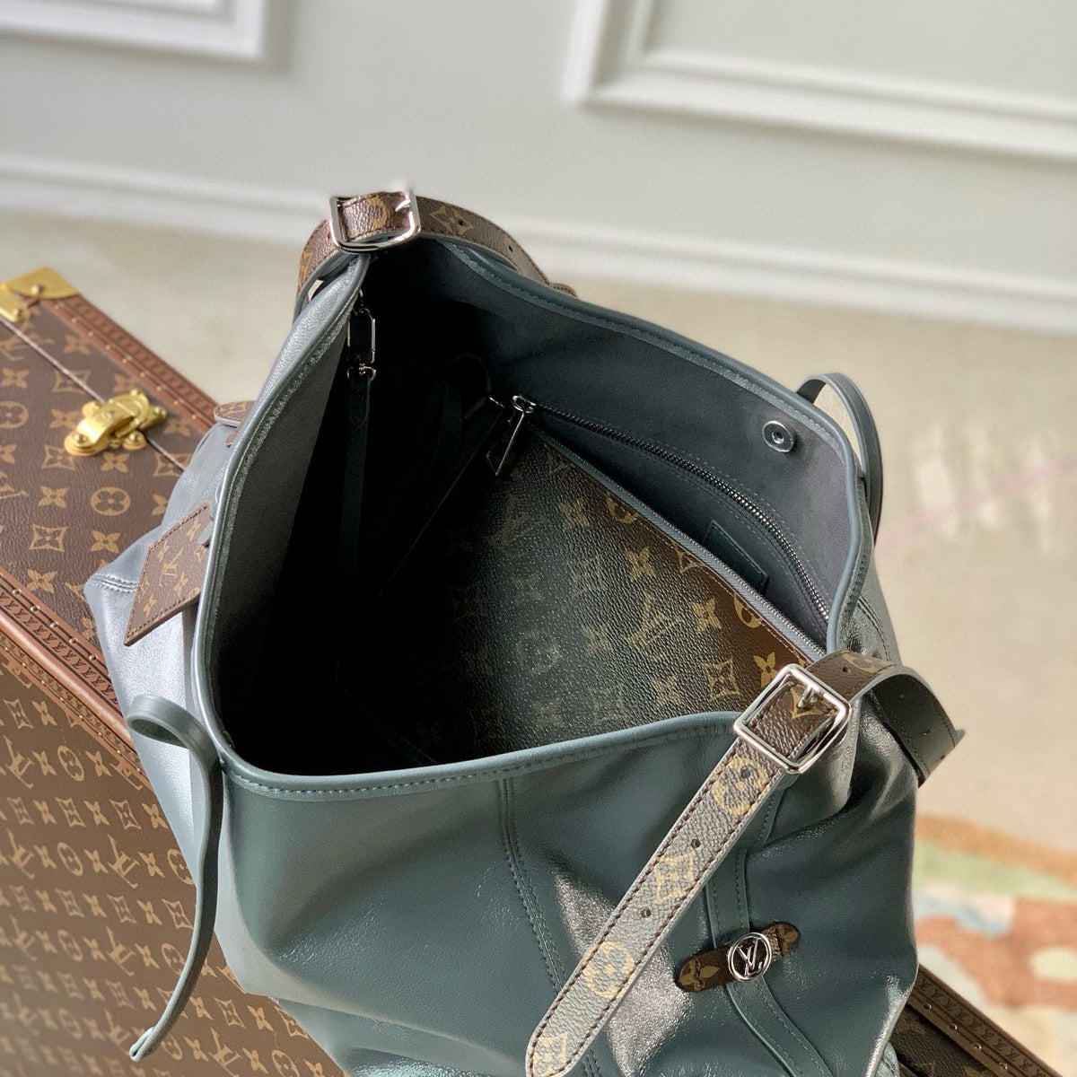 LOU CARRYALL VIBE MM BAG