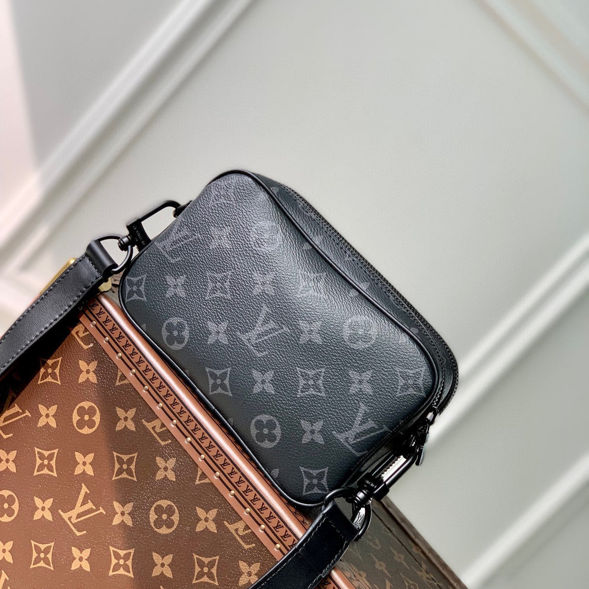 LOU ALPHA WEARABLE WALLET