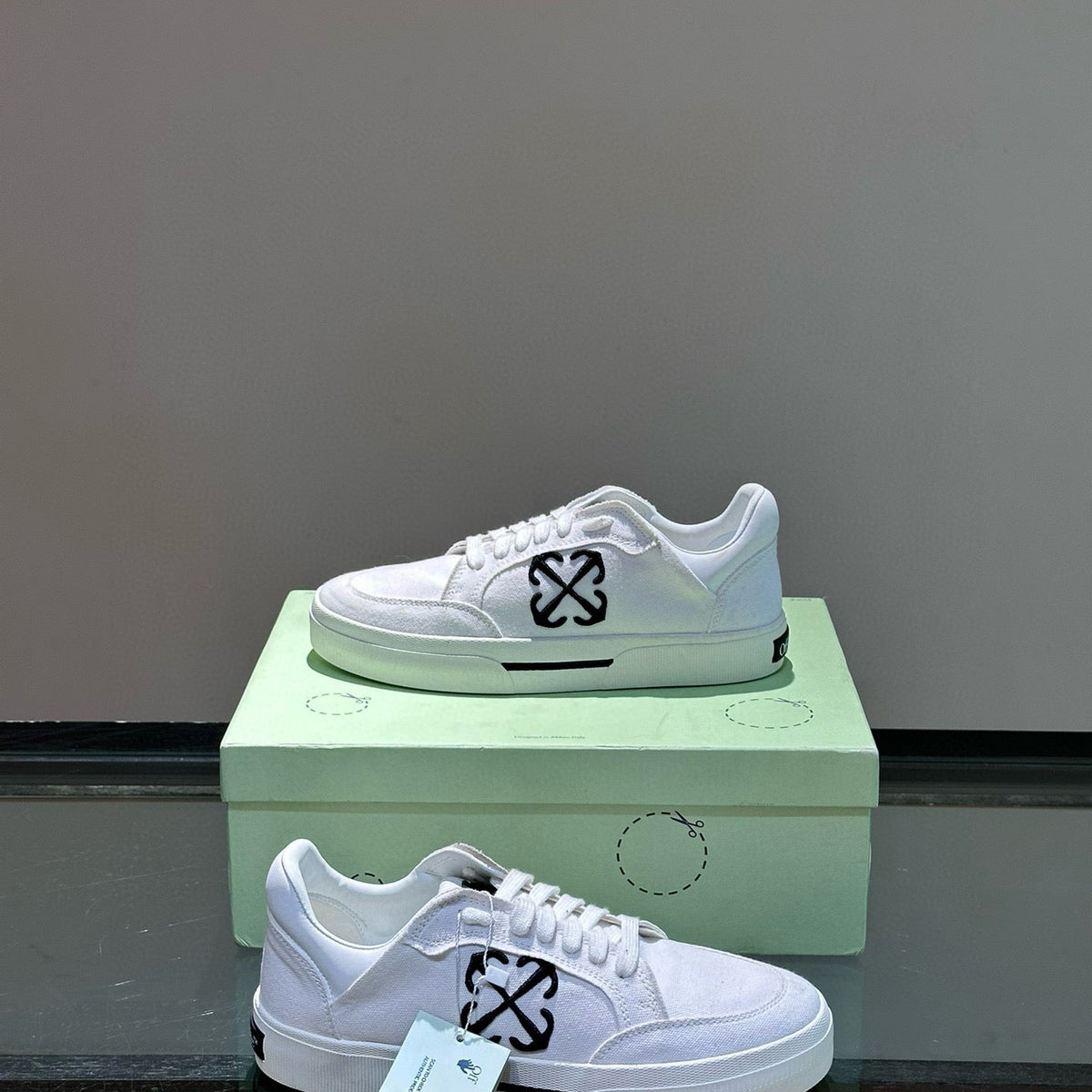 OFF W TRAINERS