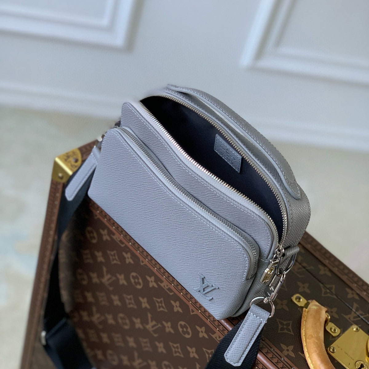 LOU AVENUE MESSENGER BAG