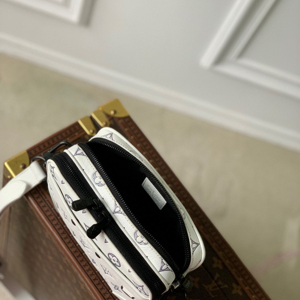 LOU ALPHA WEARABLE WALLET